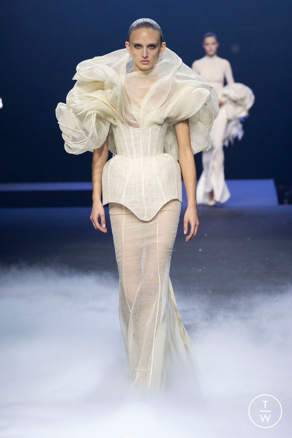 Fashion Week Paris Fall/Winter 2023 look 23 from the Ashi Studio collection couture