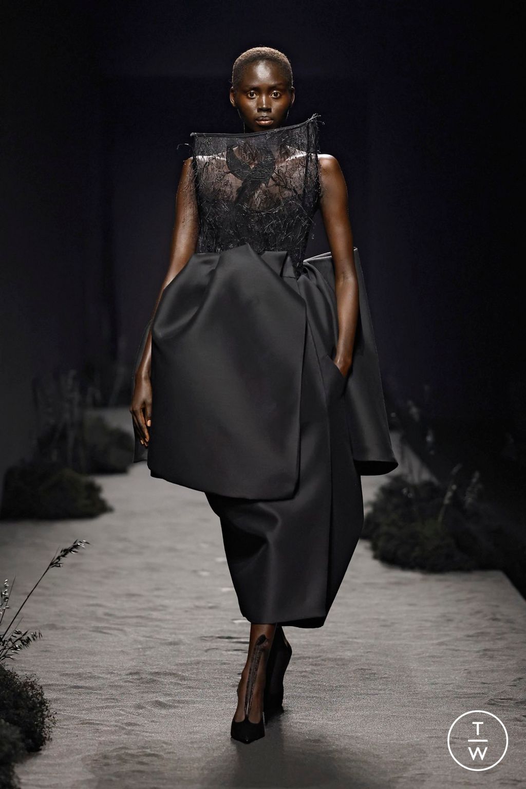 Fashion Week Paris Fall/Winter 2024 look 1 from the Ashi Studio collection couture