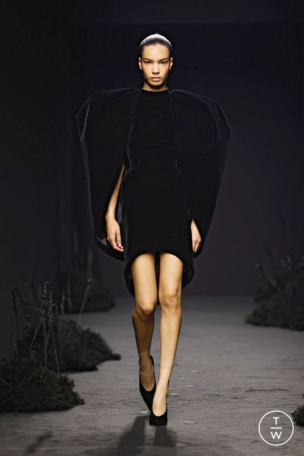 Fashion Week Paris Fall/Winter 2024 look 2 from the Ashi Studio collection couture
