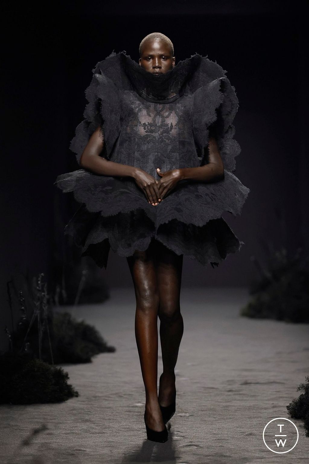 Fashion Week Paris Fall/Winter 2024 look 3 from the Ashi Studio collection couture