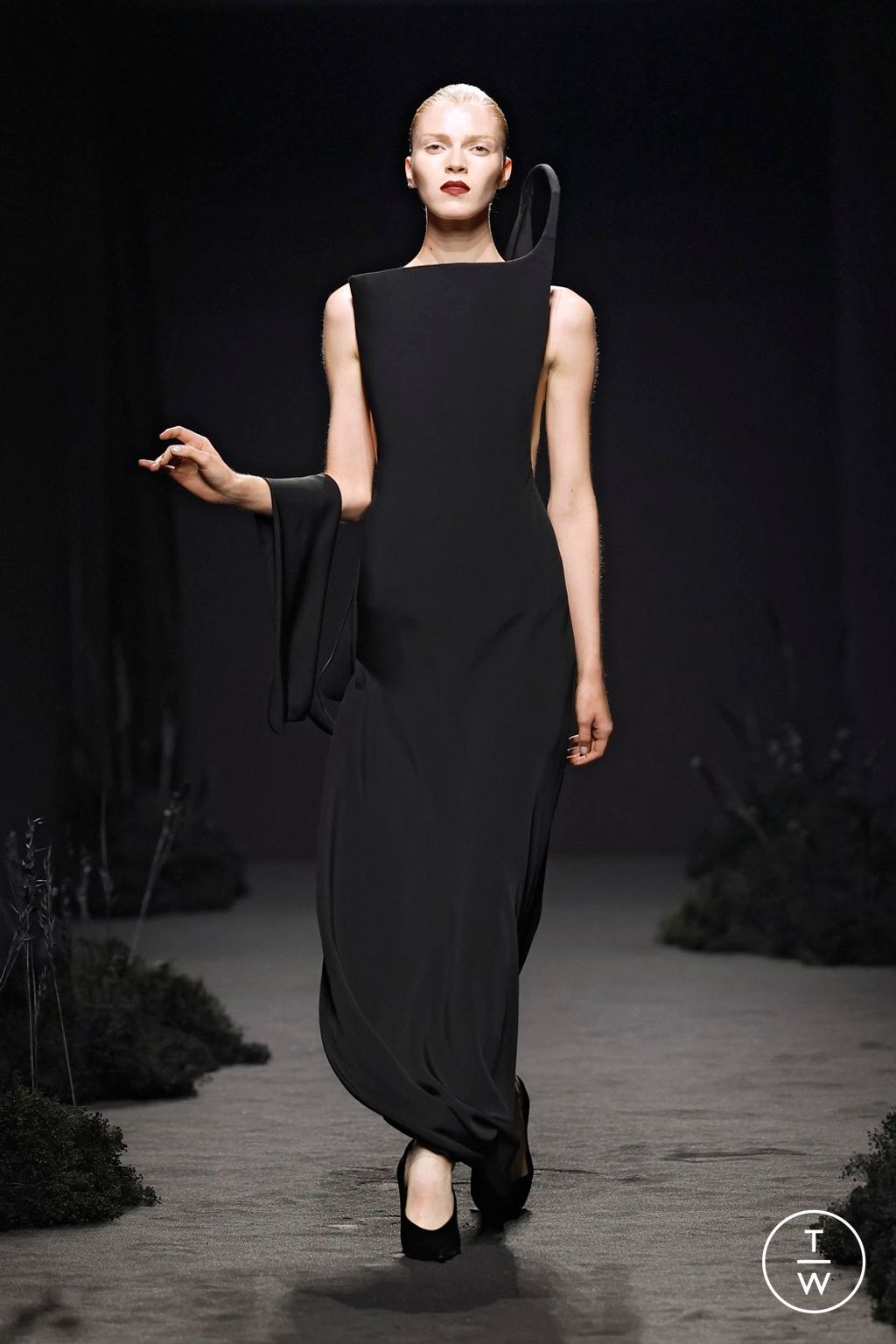 Fashion Week Paris Fall/Winter 2024 look 4 from the Ashi Studio collection couture
