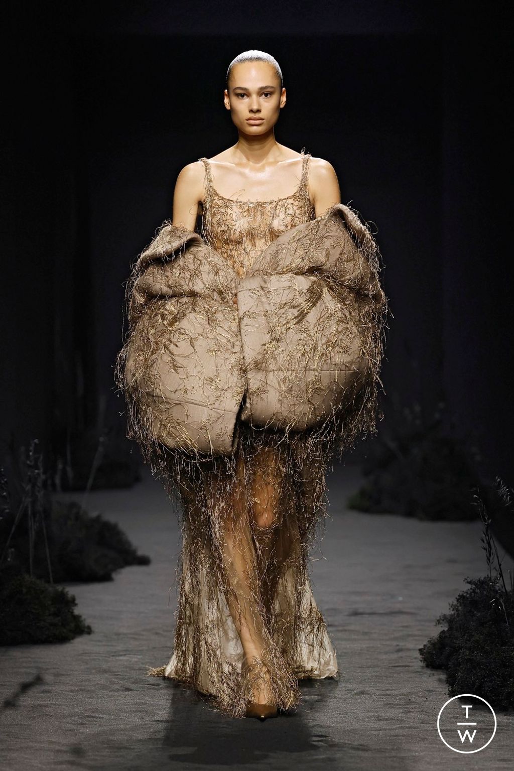 Fashion Week Paris Fall/Winter 2024 look 13 de la collection Ashi Studio couture