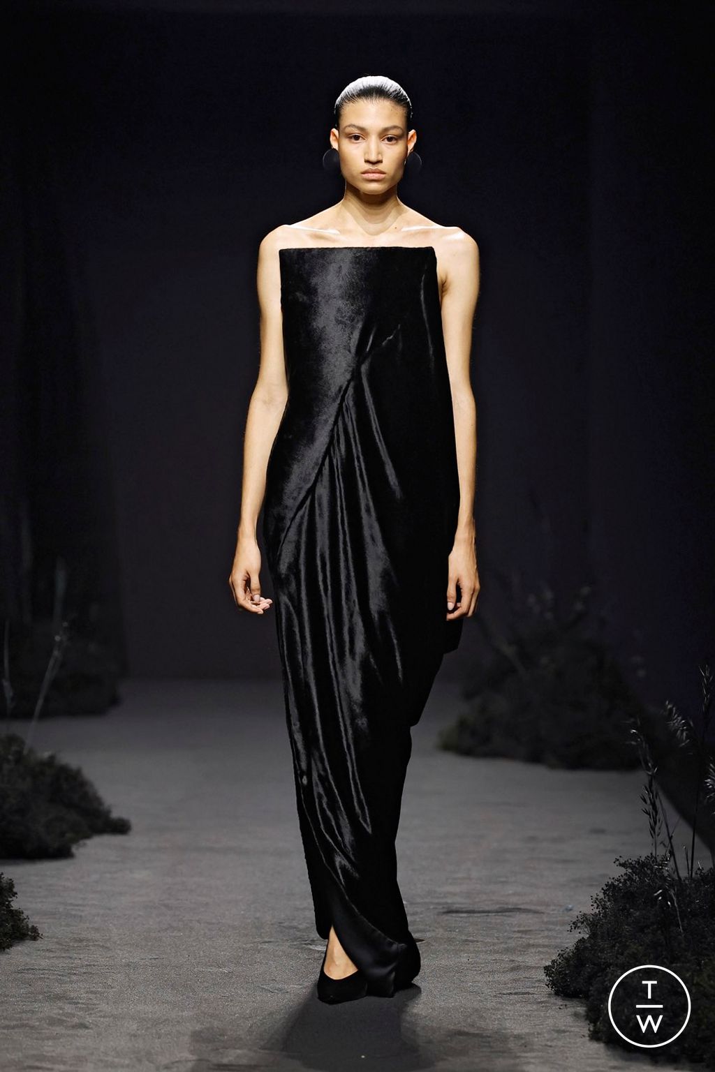 Fashion Week Paris Fall/Winter 2024 look 20 from the Ashi Studio collection couture