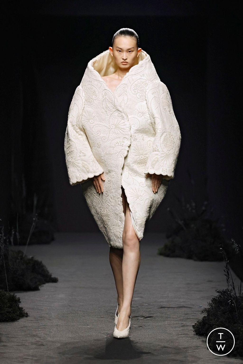 Fashion Week Paris Fall/Winter 2024 look 21 from the Ashi Studio collection 高级定制