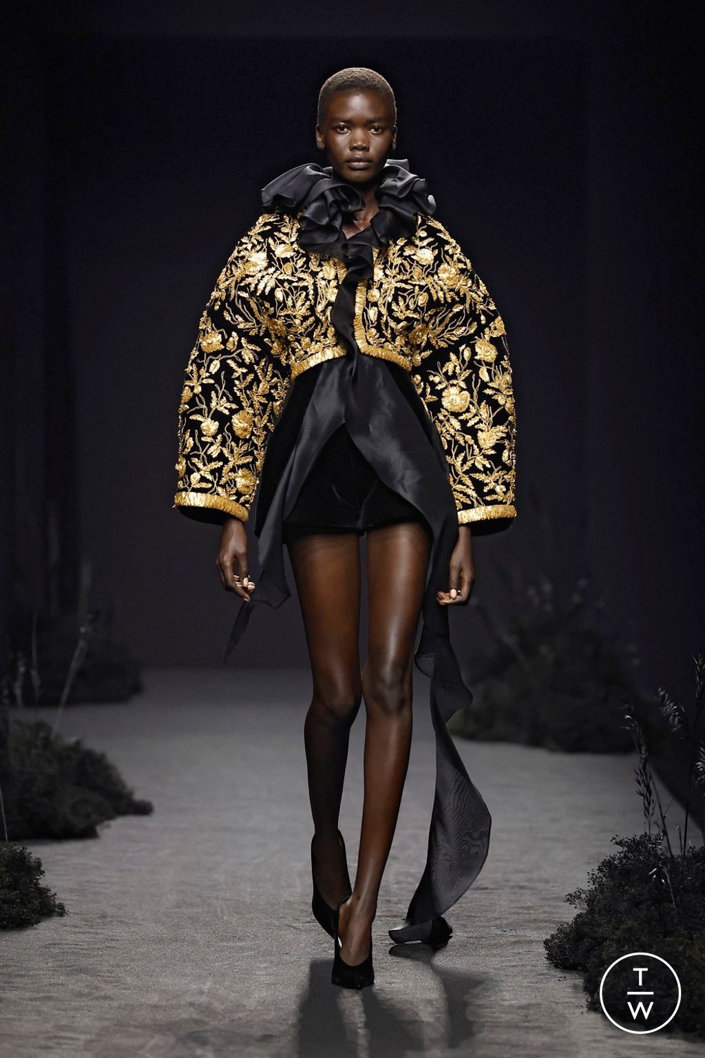 Fashion Week Paris Fall/Winter 2024 look 23 from the Ashi Studio collection couture