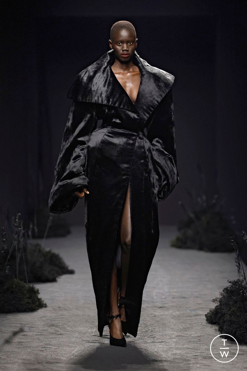 Fashion Week Paris Fall/Winter 2024 look 24 from the Ashi Studio collection 高级定制