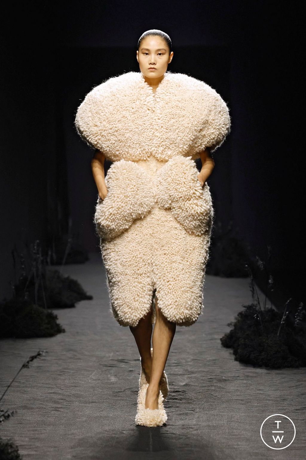 Fashion Week Paris Fall/Winter 2024 look 25 from the Ashi Studio collection couture