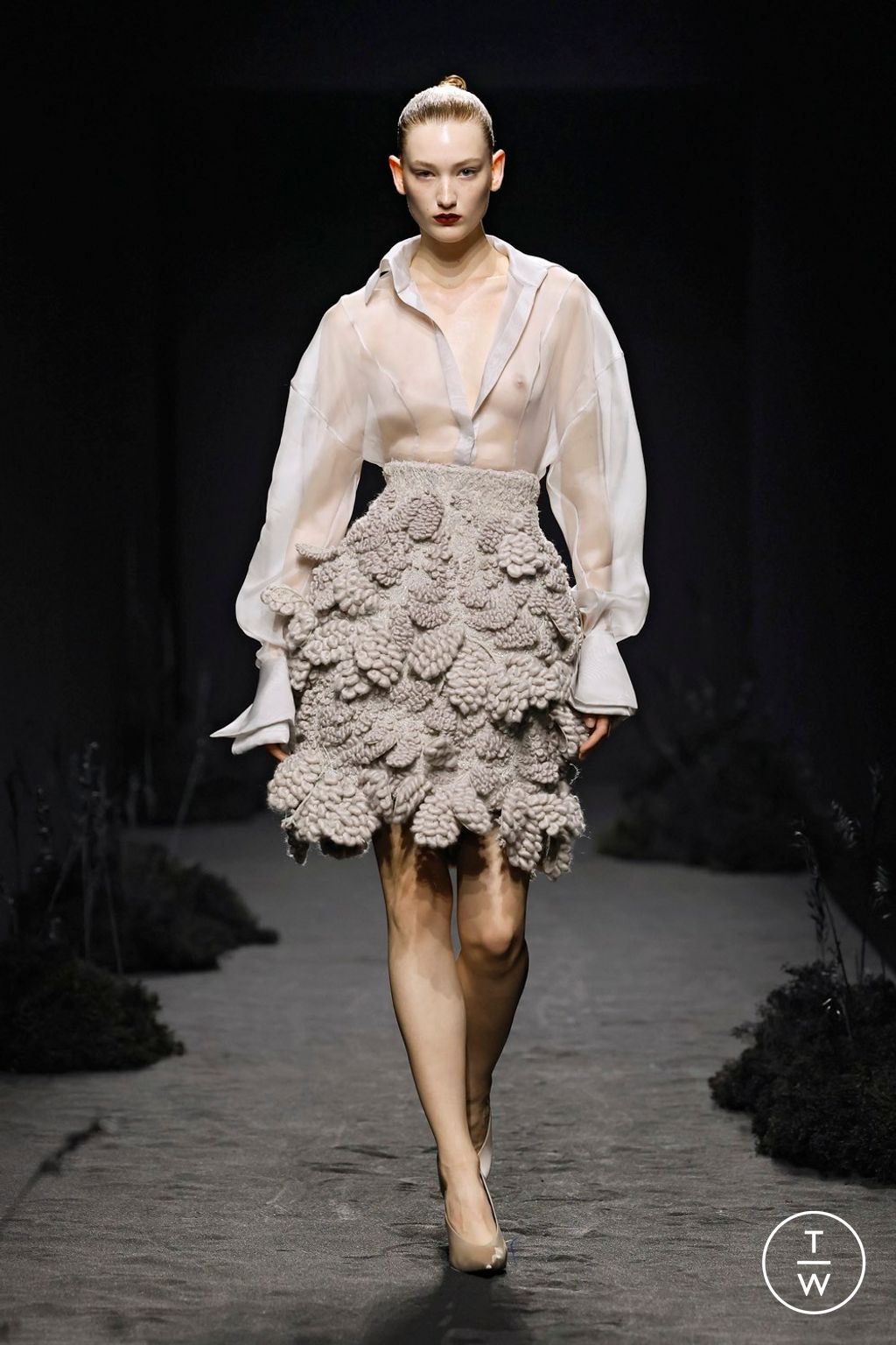 Fashion Week Paris Fall/Winter 2024 look 26 from the Ashi Studio collection couture