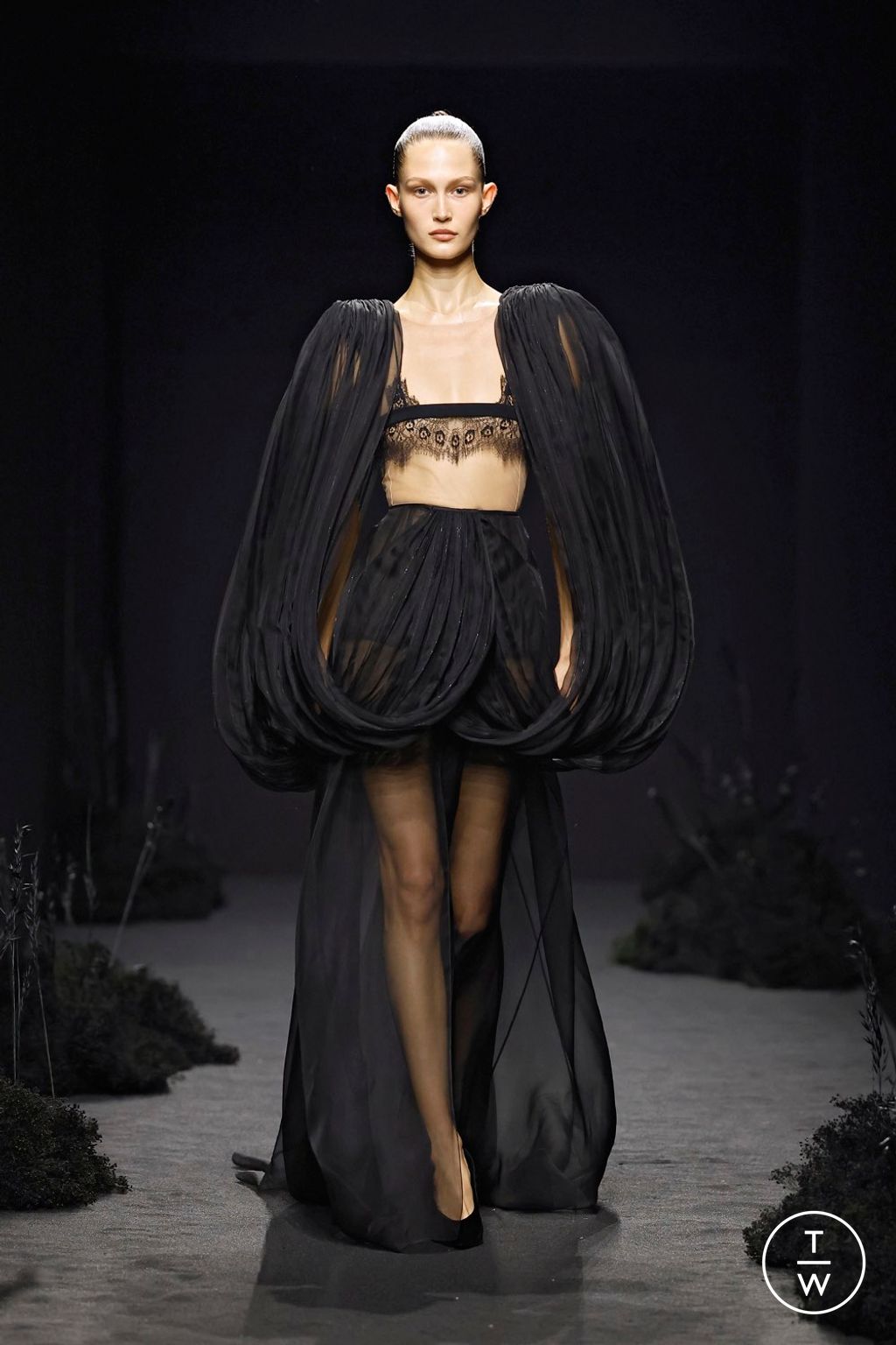 Fashion Week Paris Fall/Winter 2024 look 28 from the Ashi Studio collection couture