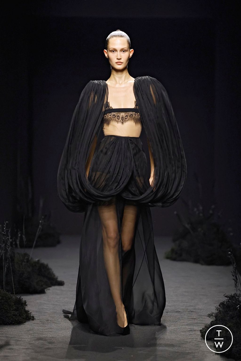 Fashion Week Paris Fall/Winter 2024 look 28 de la collection Ashi Studio couture