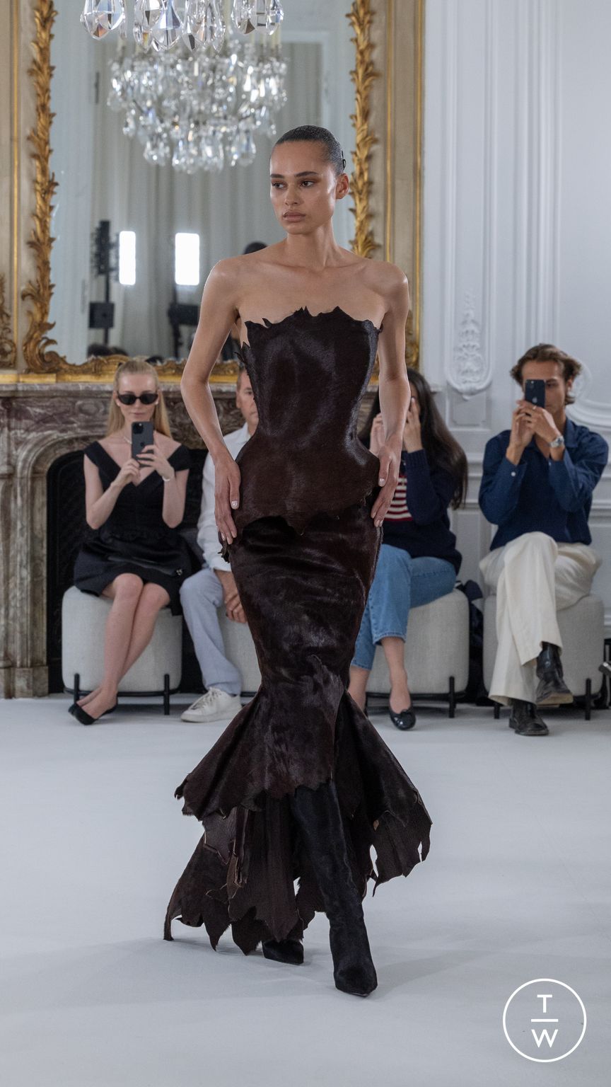 Fashion Week Paris Fall/Winter 2025 look 1 from the Ashi Studio collection couture