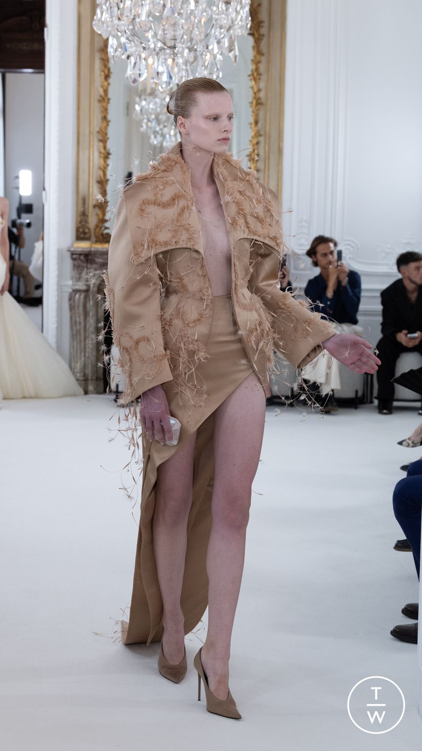 Fashion Week Paris Fall/Winter 2025 look 11 from the Ashi Studio collection 高级定制