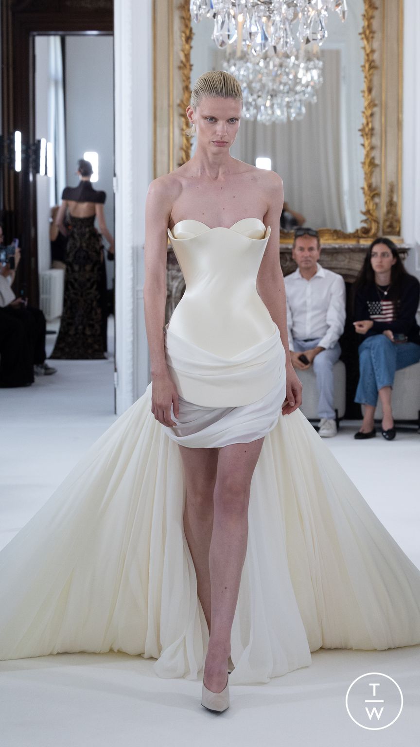 Fashion Week Paris Fall/Winter 2025 look 12 from the Ashi Studio collection 高级定制