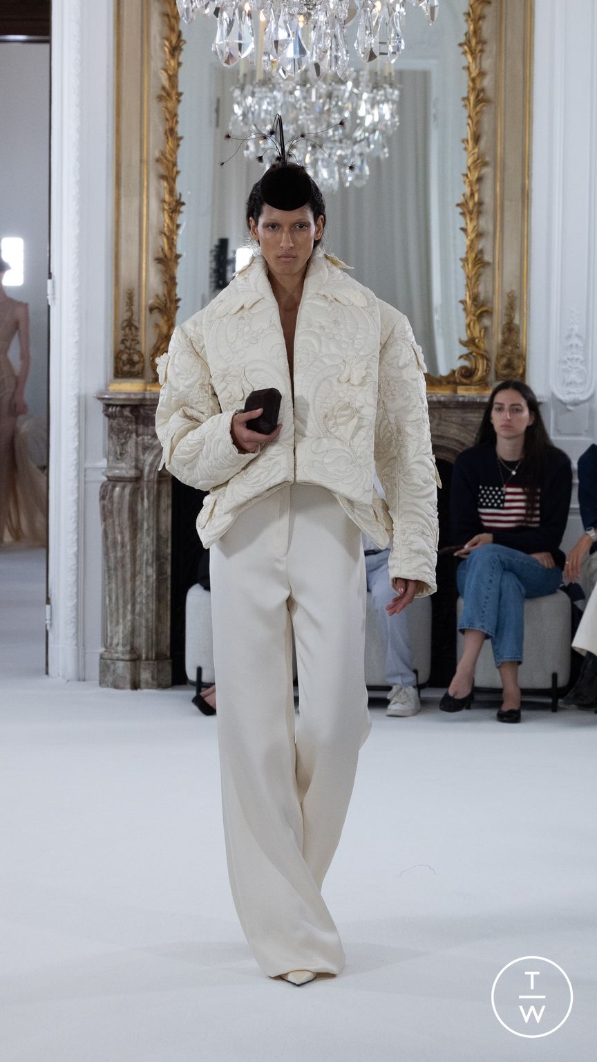 Fashion Week Paris Fall/Winter 2025 look 14 from the Ashi Studio collection 高级定制