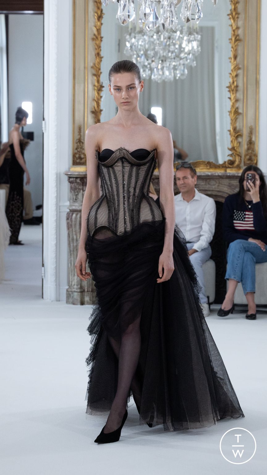 Fashion Week Paris Fall/Winter 2025 look 17 from the Ashi Studio collection couture