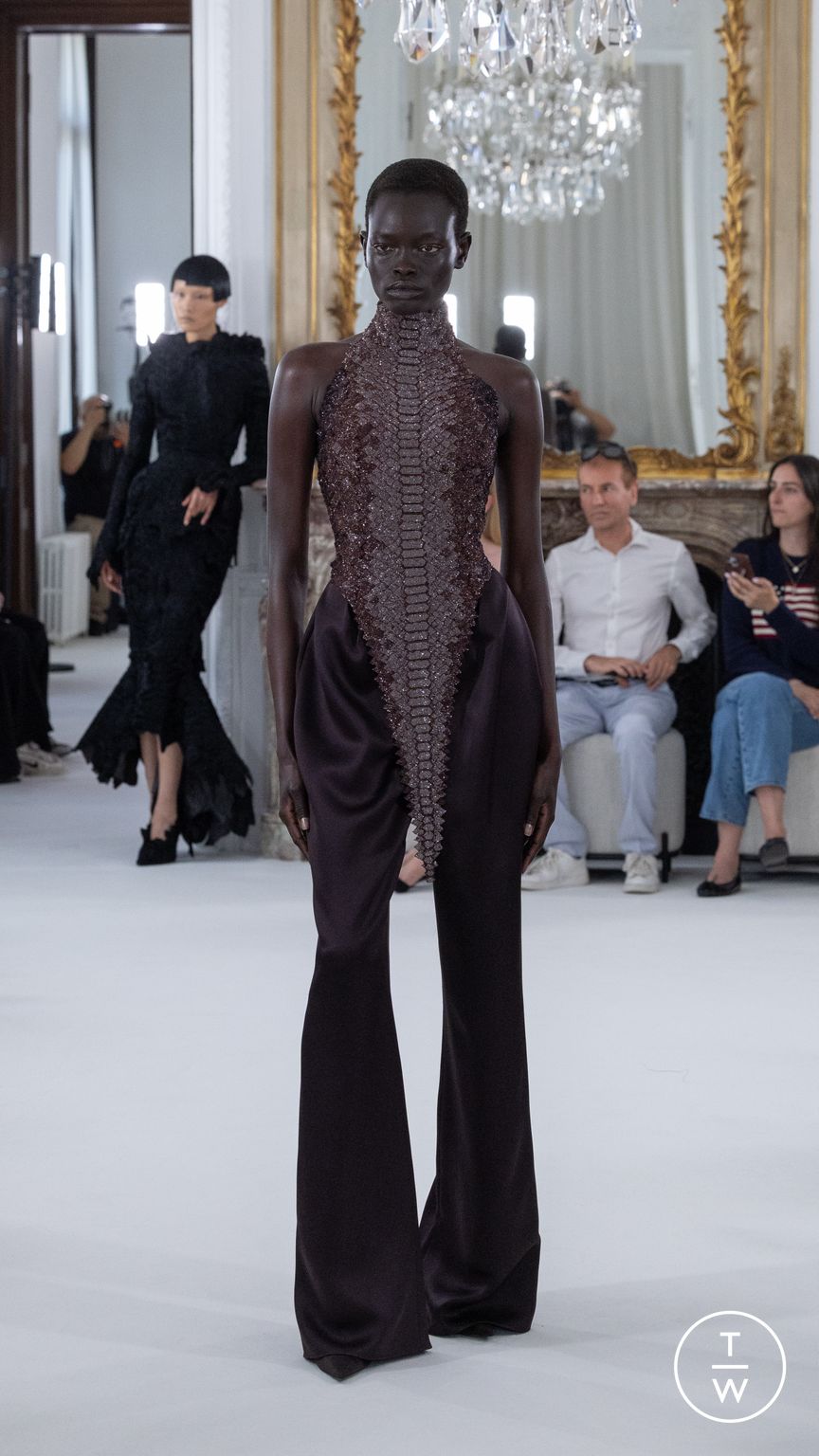 Fashion Week Paris Fall/Winter 2025 look 2 from the Ashi Studio collection 高级定制