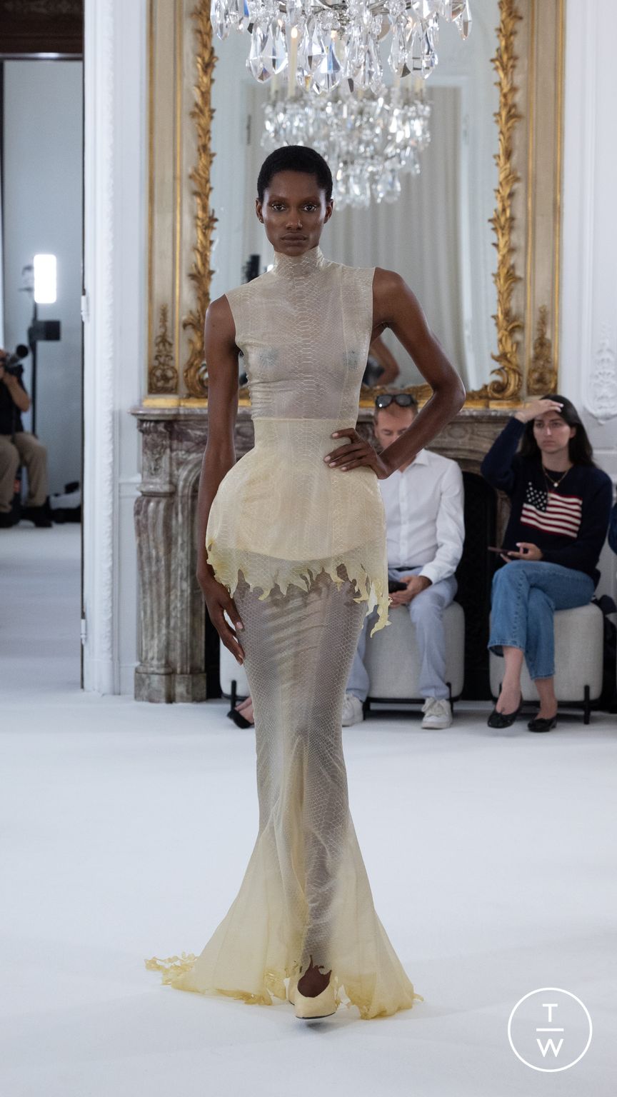 Fashion Week Paris Fall/Winter 2025 look 27 from the Ashi Studio collection couture