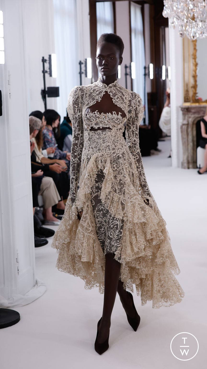 Fashion Week Paris Fall/Winter 2025 look 6 from the Ashi Studio collection 高级定制