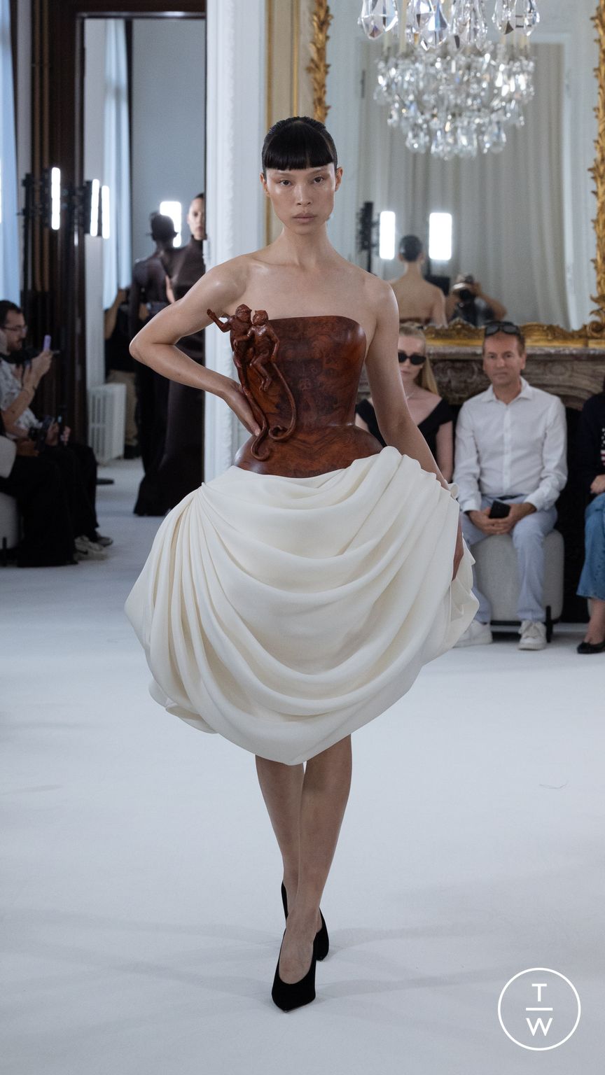 Fashion Week Paris Fall/Winter 2025 look 7 from the Ashi Studio collection 高级定制