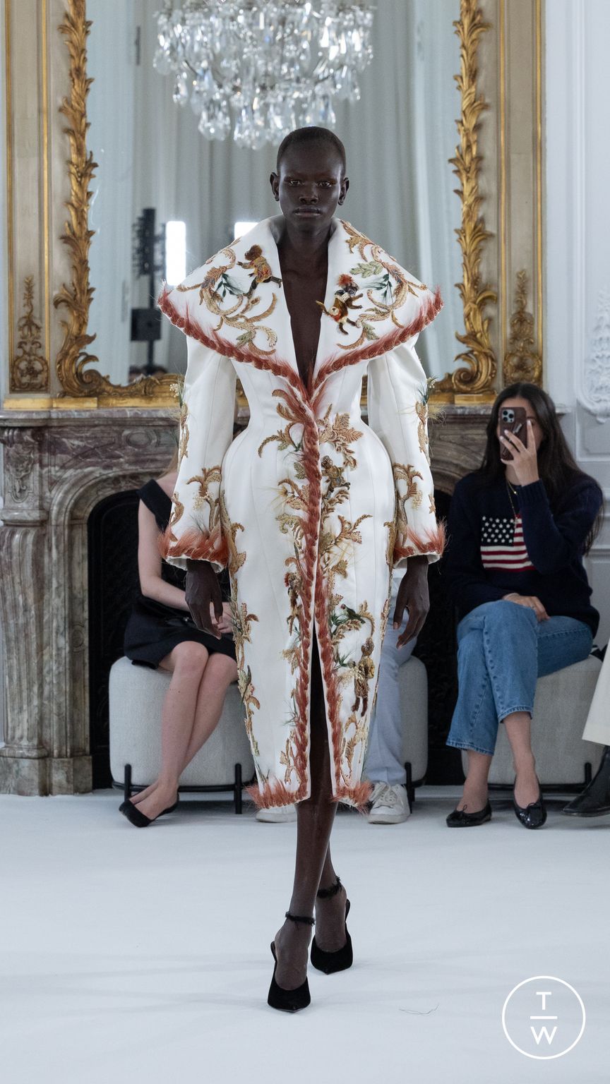 Fashion Week Paris Fall/Winter 2025 look 9 from the Ashi Studio collection 高级定制