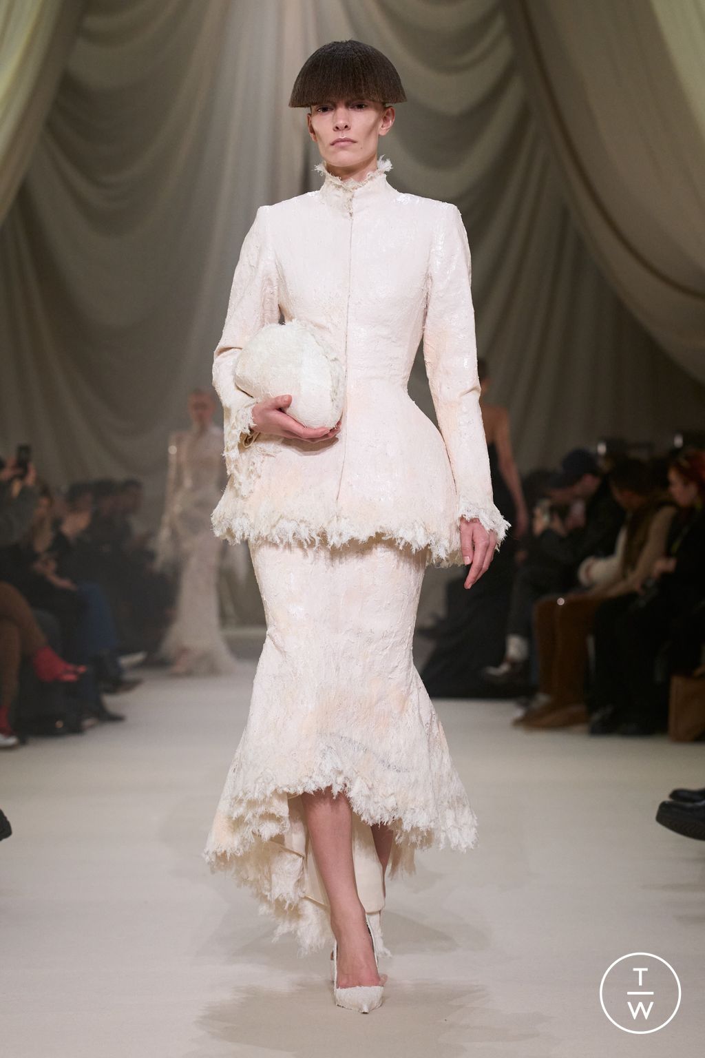 Fashion Week Paris Spring/Summer 2026 look 19 from the Ashi Studio collection couture