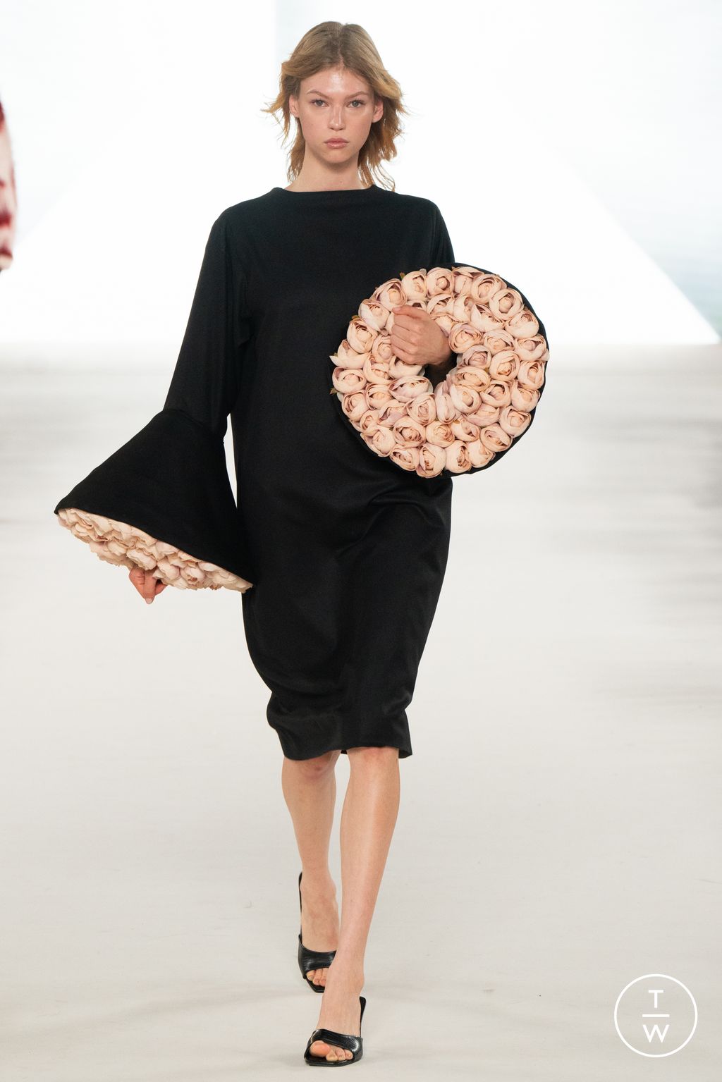 Fashion Week Paris Spring/Summer 2025 look 6 from the Kaf by Kaf - Saudi 100 collection womenswear