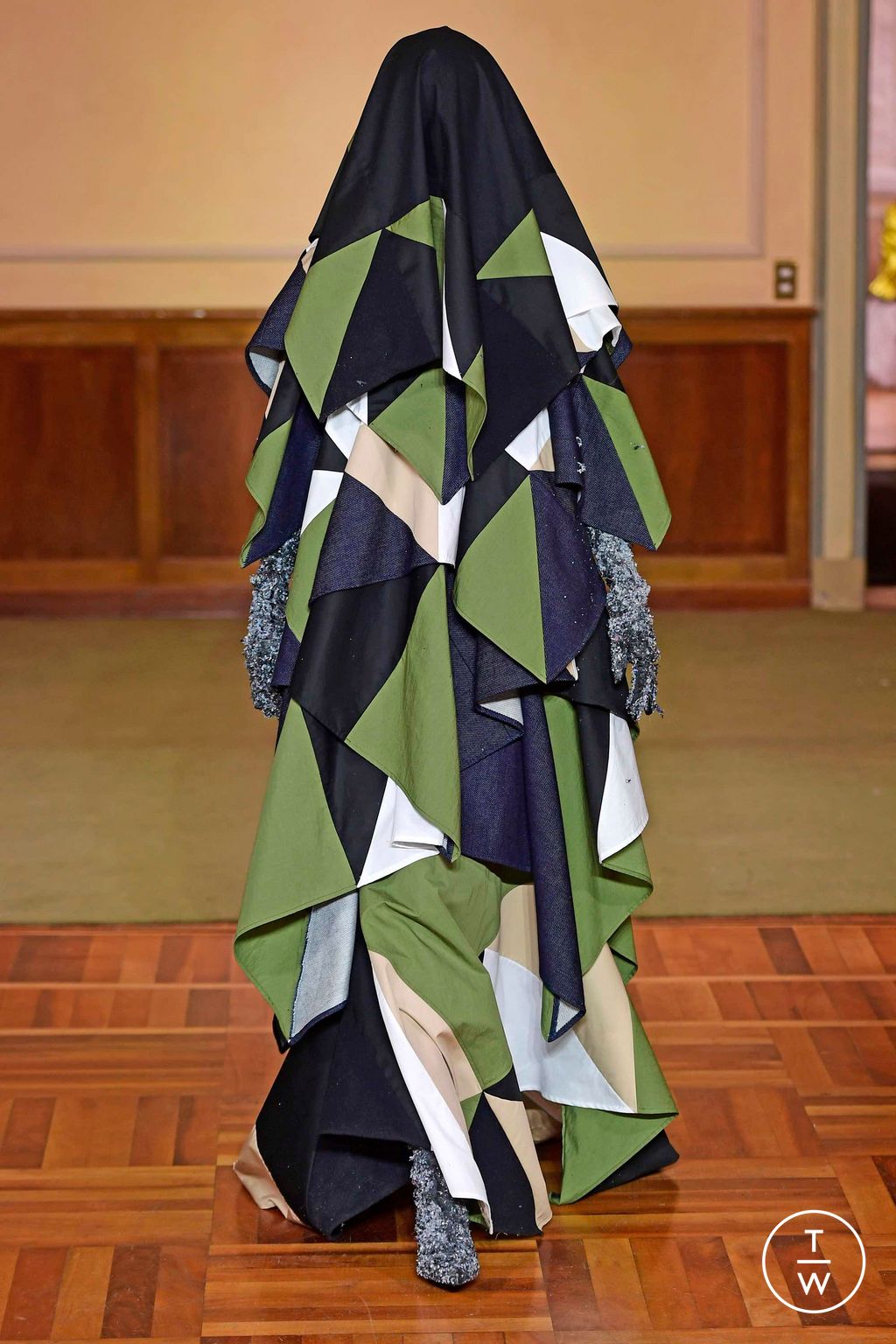 Fashion Week Milan Fall/Winter 2023 look 1 de la collection Atsushi Nakashima womenswear