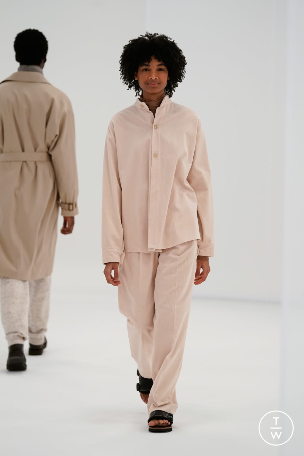 Fashion Week Paris Fall/Winter 2021 look 11 from the AURALEE collection womenswear