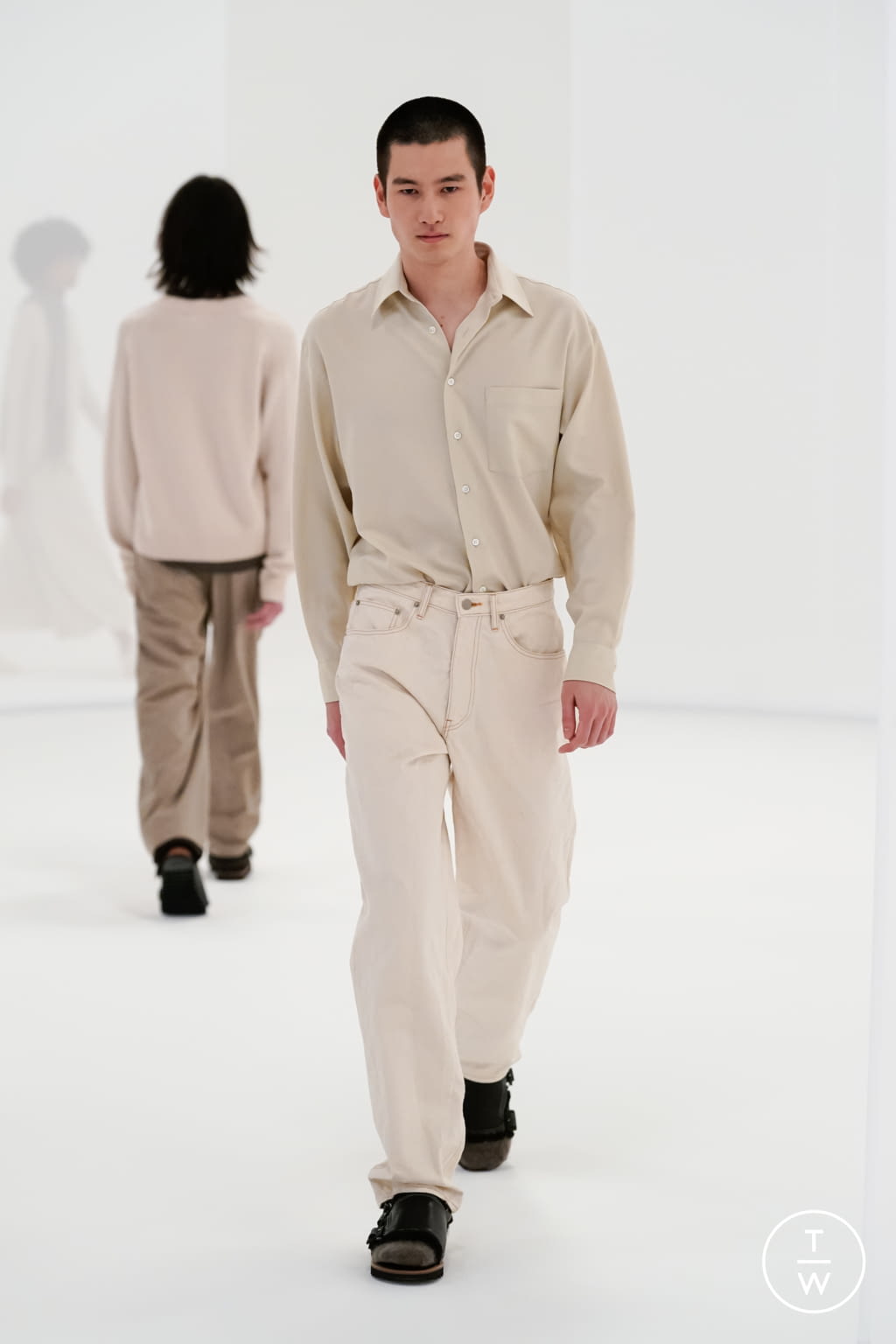 Fashion Week Paris Fall/Winter 2021 look 5 from the AURALEE collection womenswear