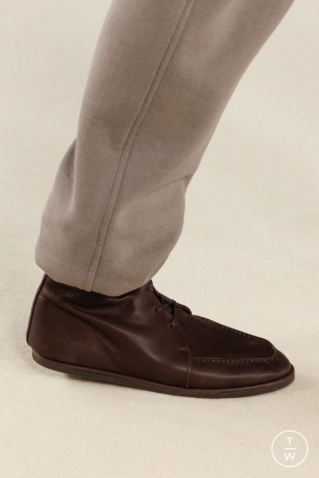 Fashion Week Paris Fall/Winter 2024 look 7 from the AURALEE collection 男装配饰