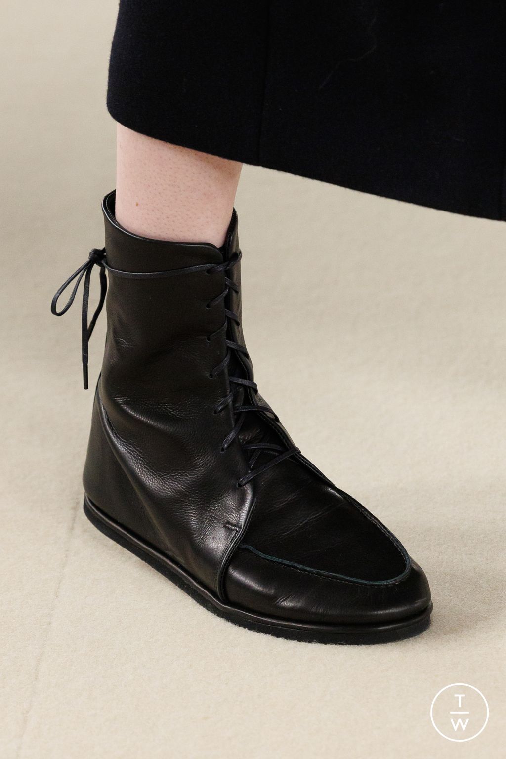 Fashion Week Paris Fall/Winter 2024 look 10 from the AURALEE collection menswear accessories