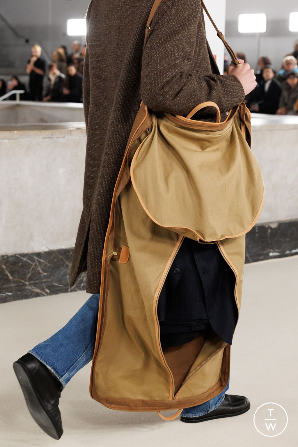 Fashion Week Paris Fall/Winter 2024 look 12 from the AURALEE collection menswear accessories