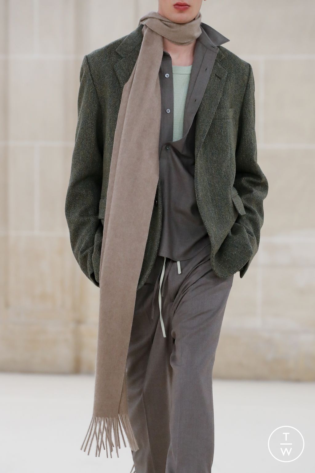 Fashion Week Paris Fall/Winter 2023 look 12 from the AURALEE collection menswear accessories