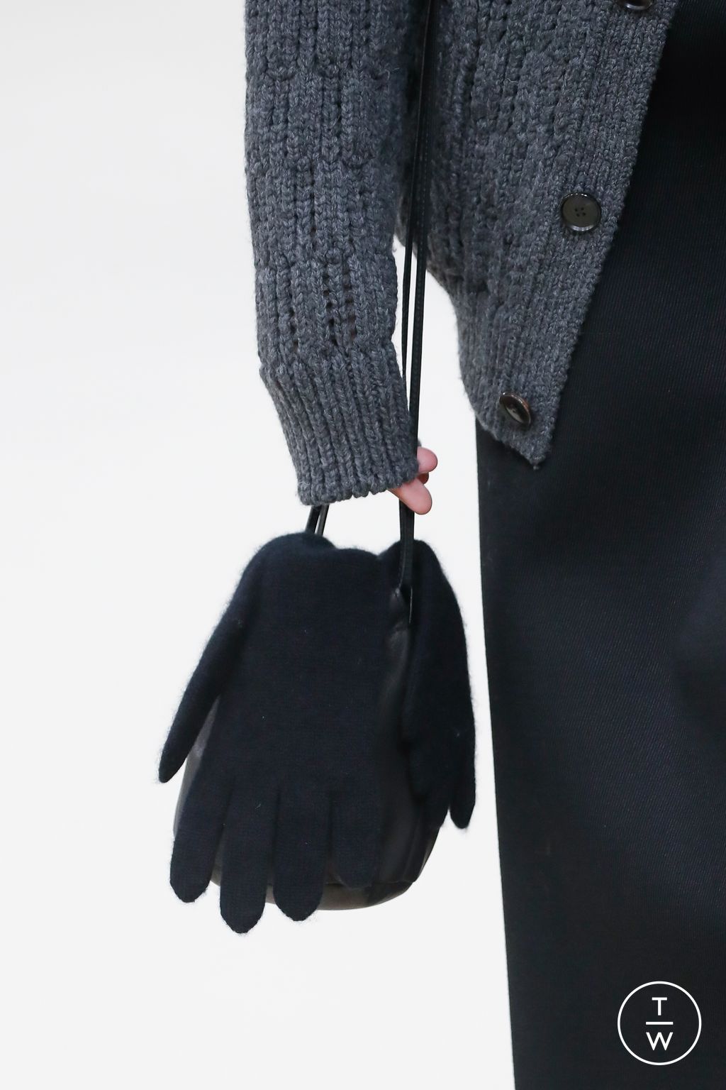 Fashion Week Paris Fall/Winter 2023 look 9 from the AURALEE collection menswear accessories