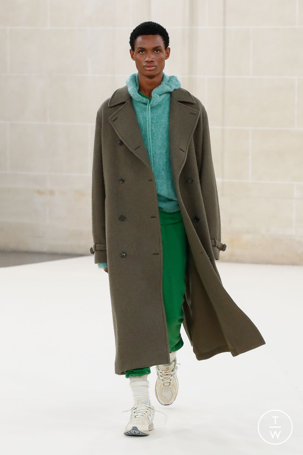 Fashion Week Paris Fall/Winter 2023 look 14 from the AURALEE collection menswear