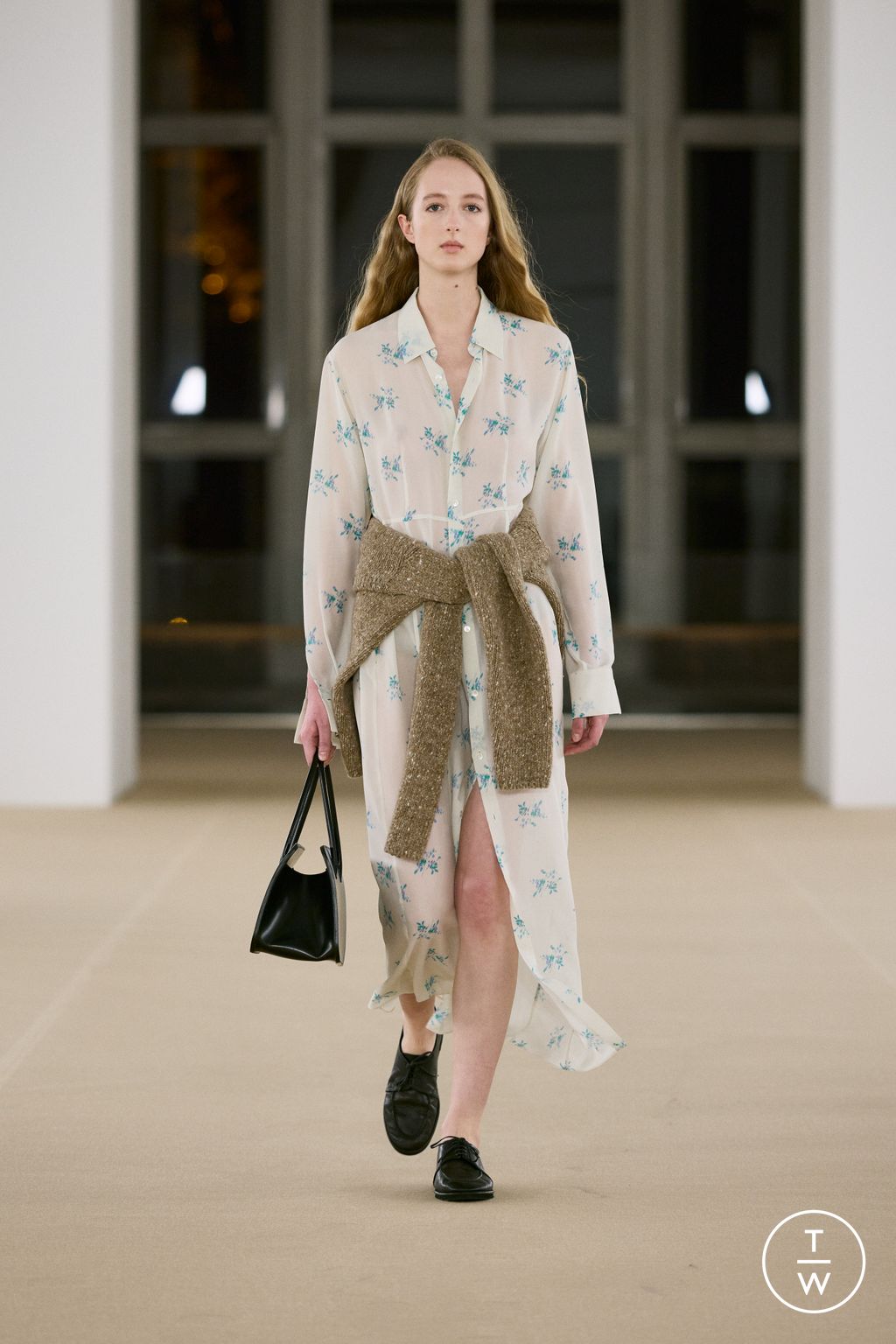 Fashion Week Paris Fall/Winter 2026 look 17 from the AURALEE collection menswear