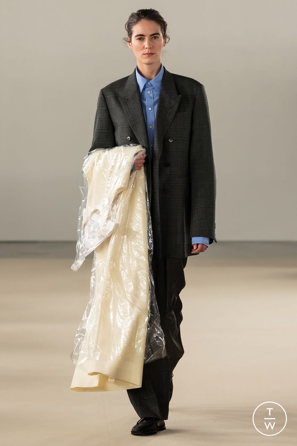Fashion Week Paris Fall/Winter 2024 look 2 from the AURALEE collection 男装