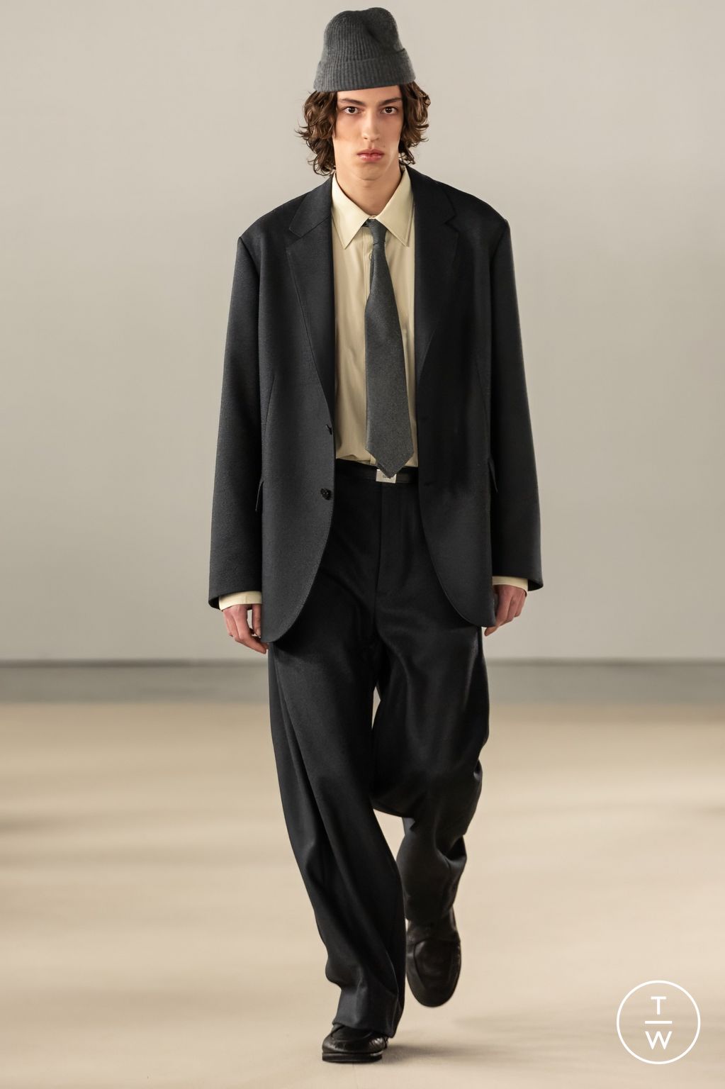 Fashion Week Paris Fall/Winter 2024 look 5 from the AURALEE collection menswear