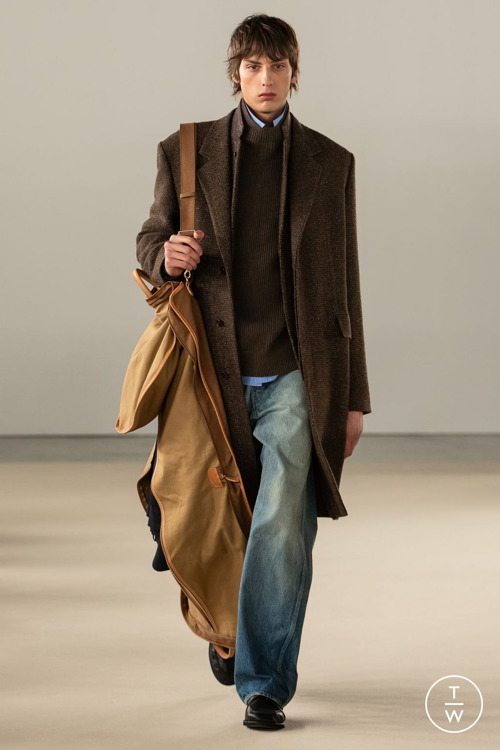 Fashion Week Paris Fall/Winter 2024 look 9 from the AURALEE collection menswear
