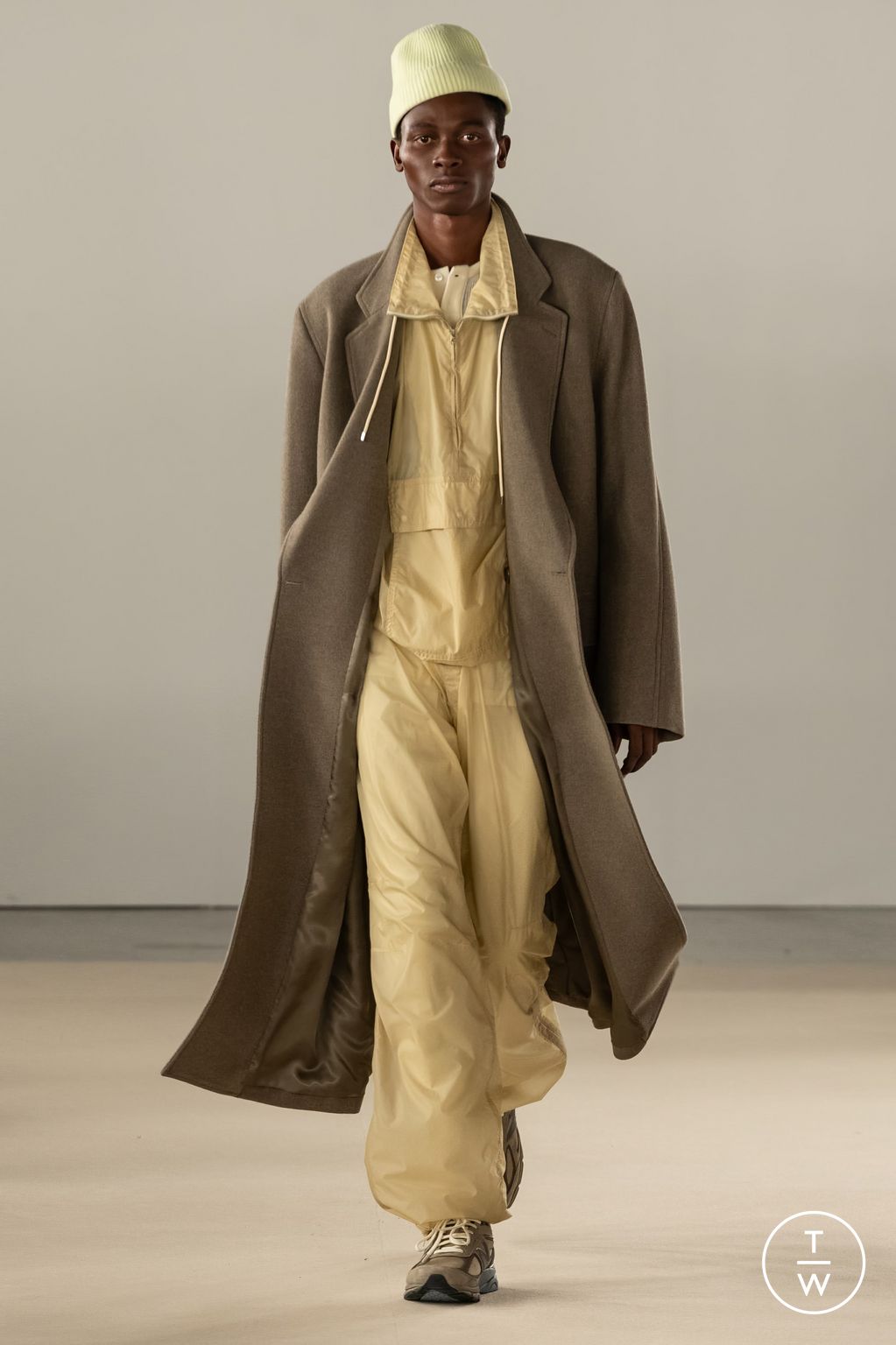 Fashion Week Paris Fall/Winter 2024 look 21 from the AURALEE collection menswear