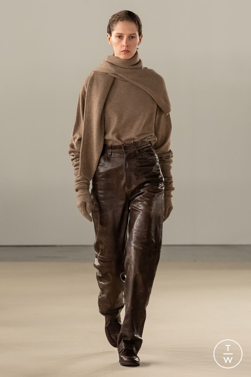 Fashion Week Paris Fall/Winter 2024 look 28 from the AURALEE collection 男装