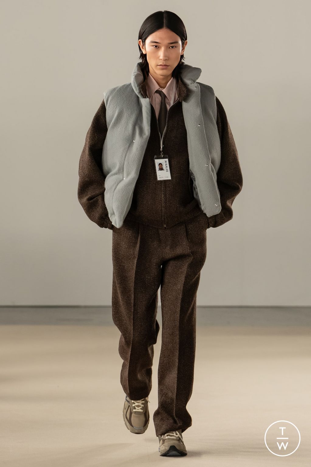 Fashion Week Paris Fall/Winter 2024 look 35 from the AURALEE collection 男装