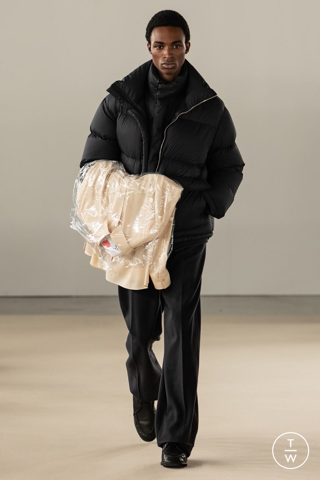 Fashion Week Paris Fall/Winter 2024 look 37 from the AURALEE collection menswear