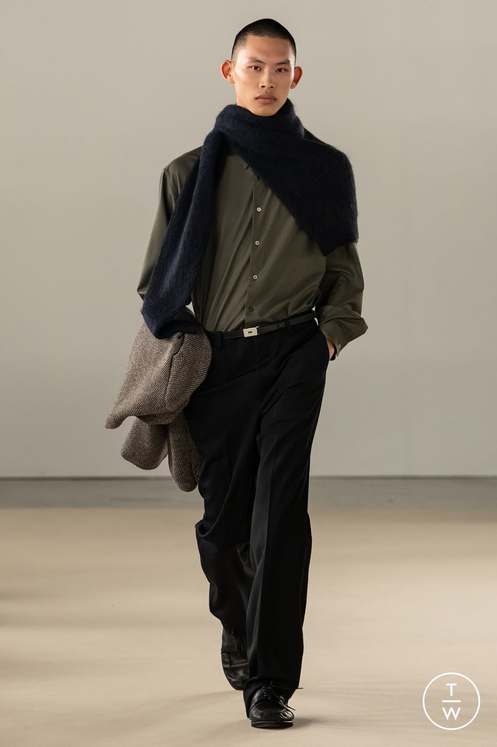 Fashion Week Paris Fall/Winter 2024 look 39 from the AURALEE collection 男装