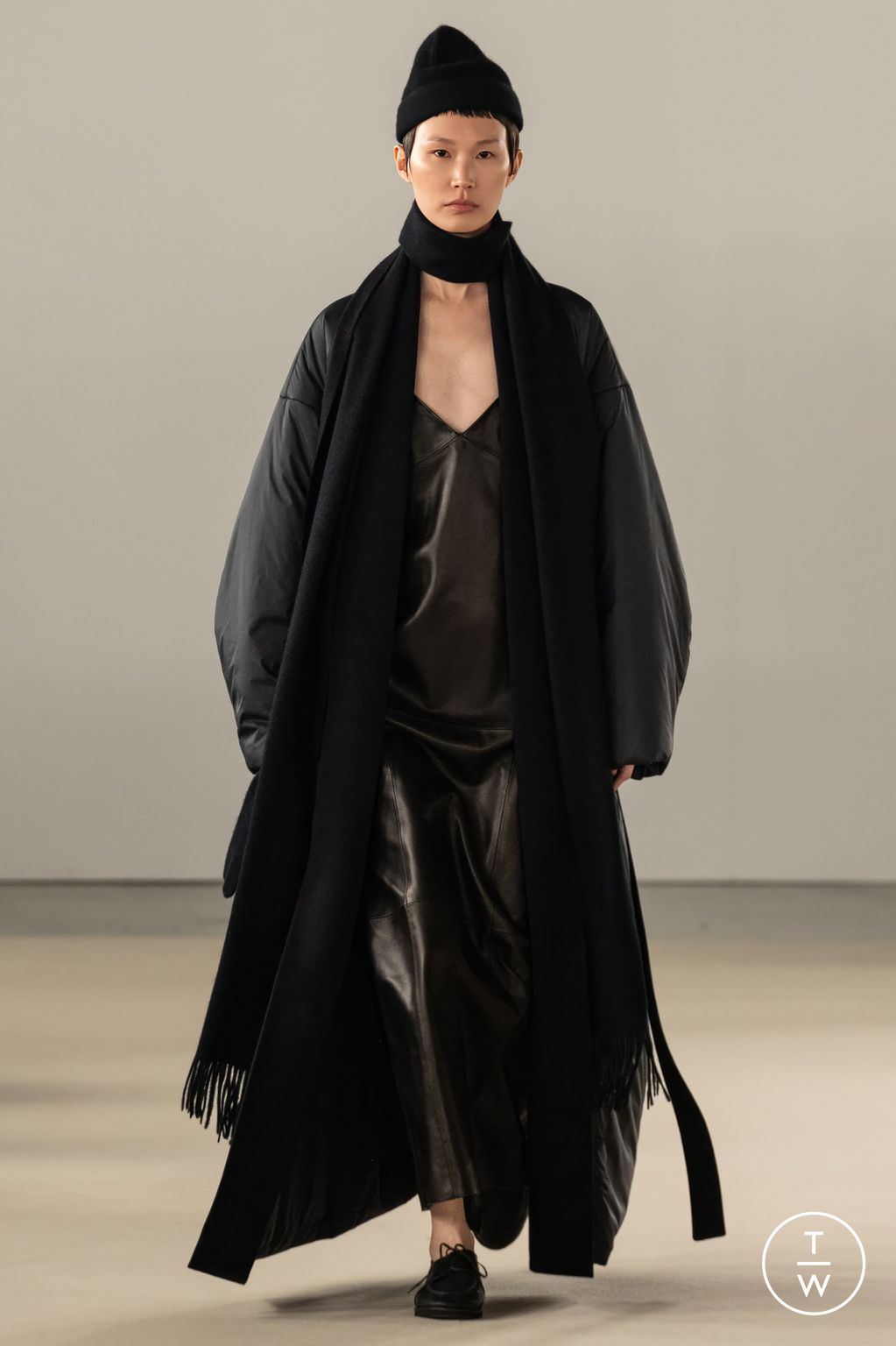 Fashion Week Paris Fall/Winter 2024 look 40 de la collection AURALEE menswear