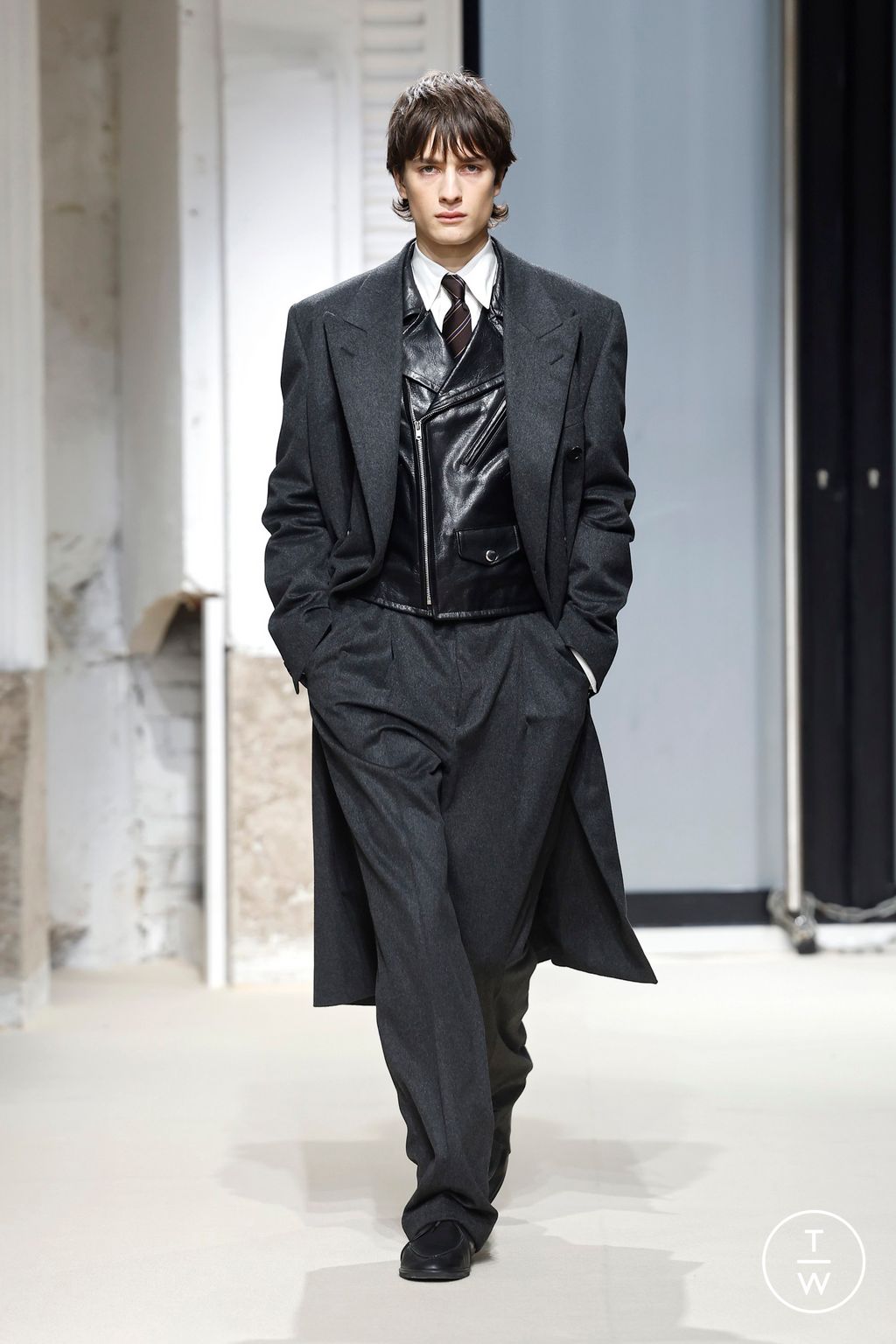 Fashion Week Paris Fall/Winter 2025 look 1 de la collection AURALEE menswear