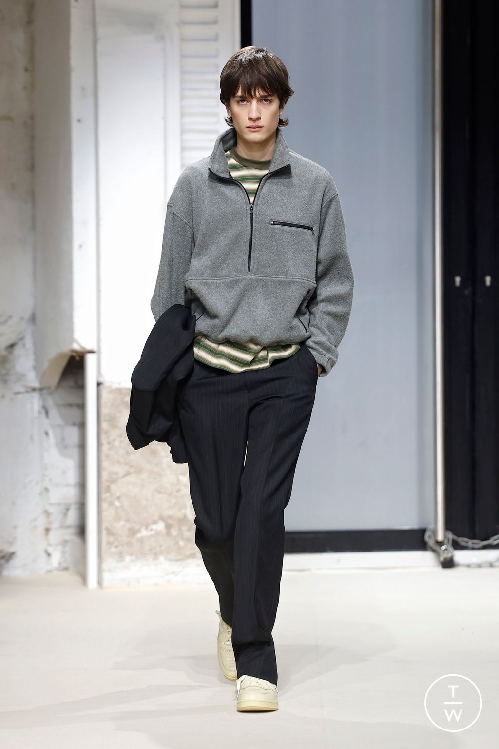 Fashion Week Paris Fall/Winter 2025 look 21 from the AURALEE collection menswear