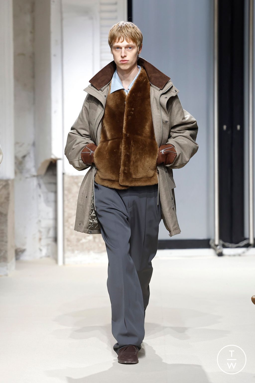 Fashion Week Paris Fall/Winter 2025 look 32 from the AURALEE collection menswear