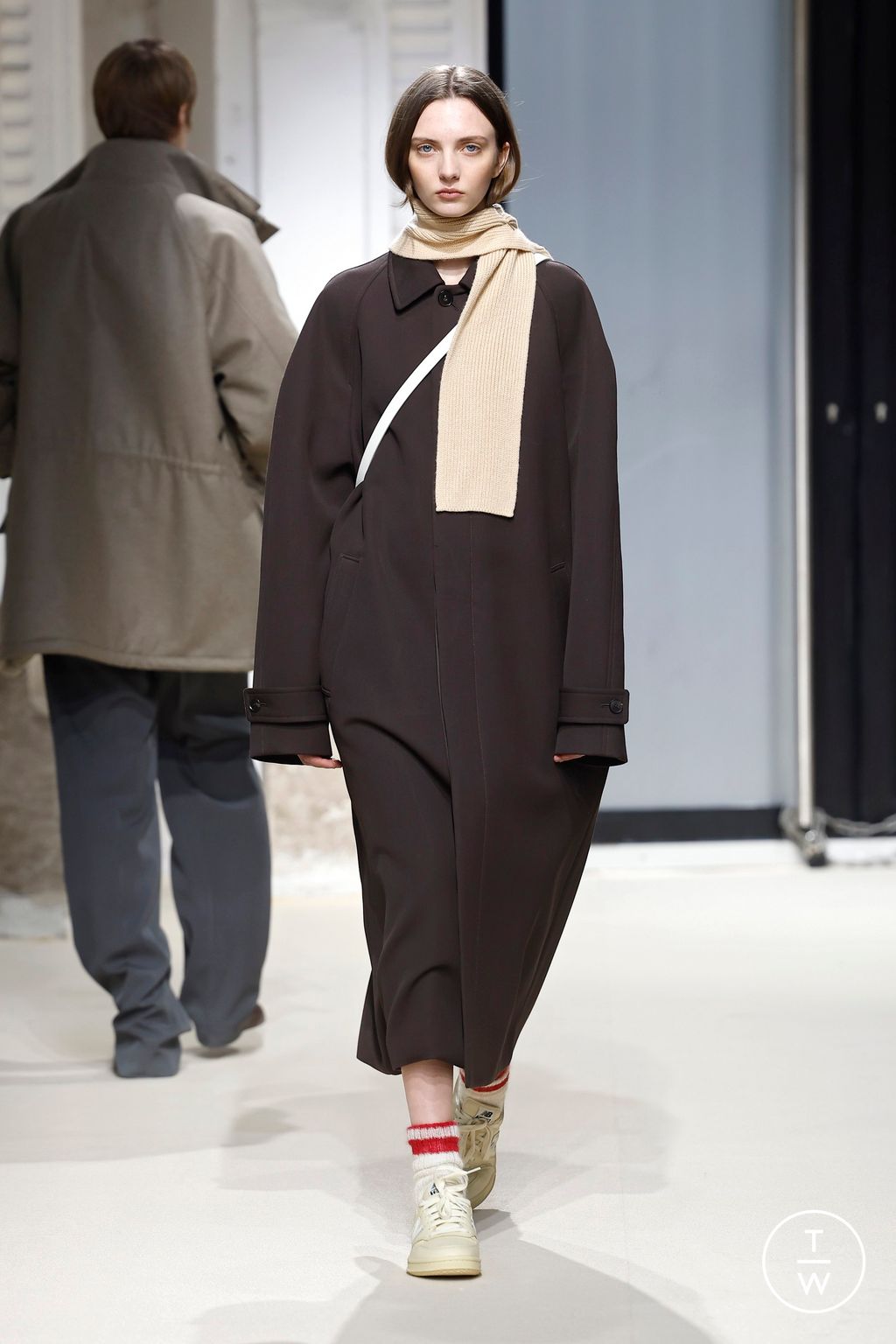 Fashion Week Paris Fall/Winter 2025 look 33 from the AURALEE collection menswear