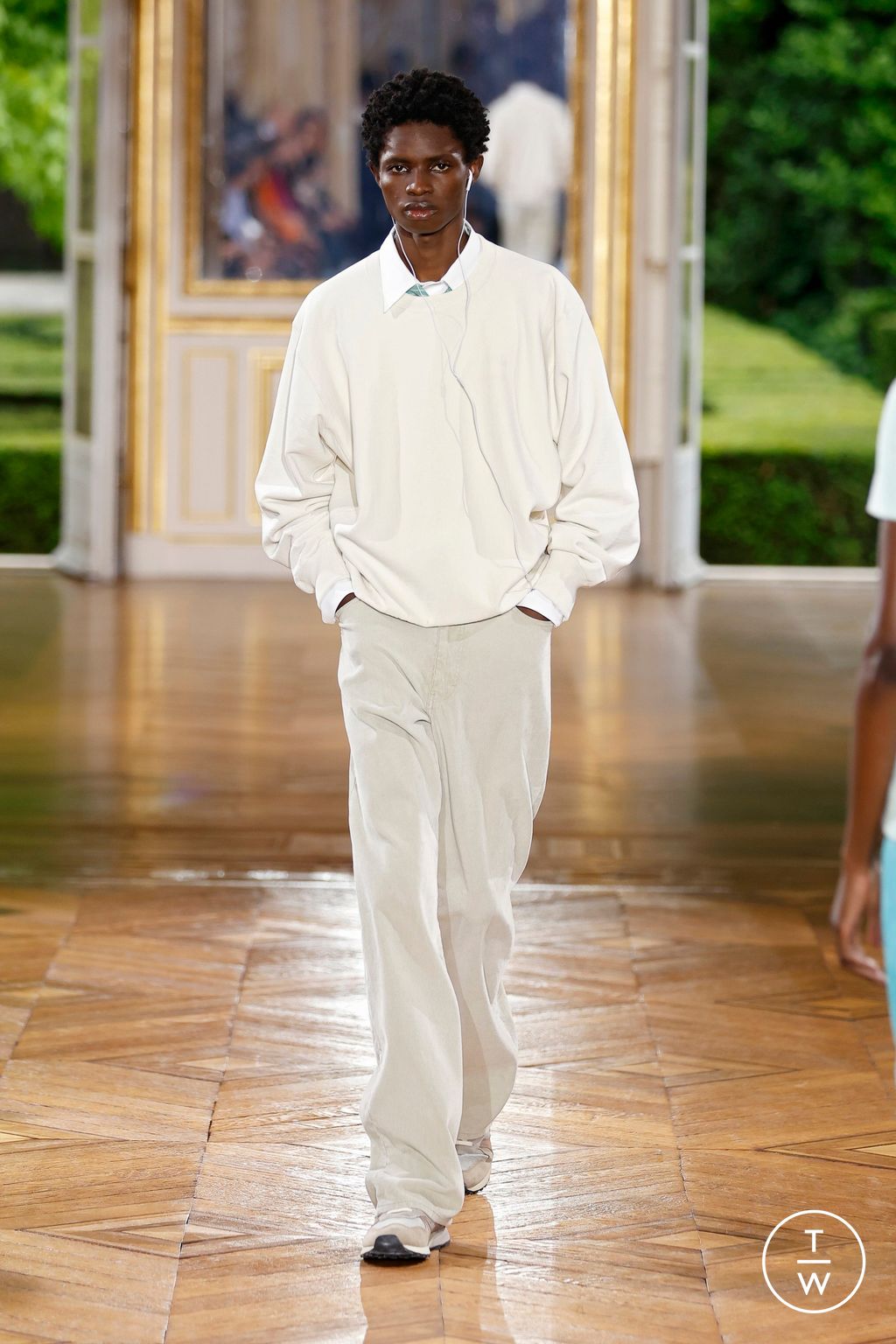 Fashion Week Paris Spring-Summer 2025 look 17 from the AURALEE collection menswear